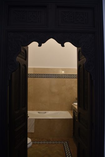 モロッコのタンジェにあるリヤド、Riad la Maison Blanche で寝室からバスルームをのぞむ。