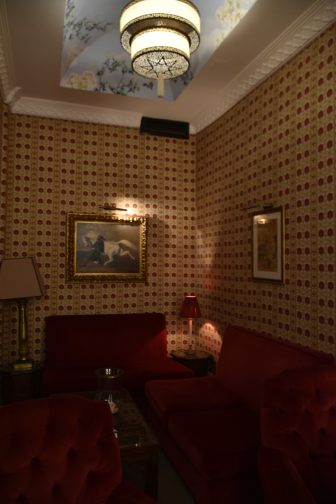 モロッコのタンジェにあるリヤド、Riad la Maison Blanche のロビー付近