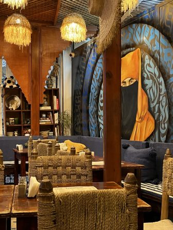 モロッコのフェズにあるEncanto というレストランの中