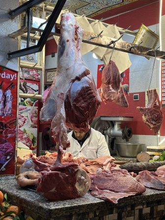 モロッコのフェズのメディナにある肉屋