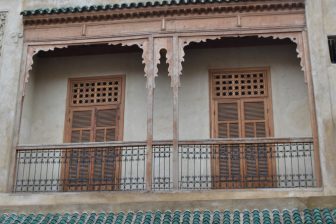 モロッコのフェズにある王宮の裏にあるユダヤ人街の建物