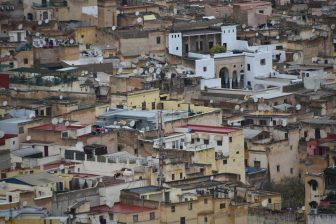 モロッコのフェズのメディナに家が建て込んでいる様子