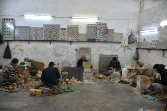 モロッコのフェズにある陶器屋で働く人々
