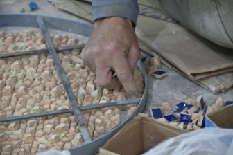 モロッコのフェズで見たタイル作り