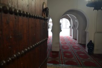 モロッコのフェズのスークの通りにあるアル・カラウィイーン大学