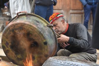 モロッコのフェズのスークで働く金物屋