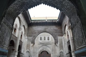 モロッコのフェズのスークの通りにあるブー・イナーニーヤ・マドラサ