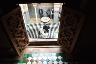 外側は青色のフェズのバブ・ブージュルード