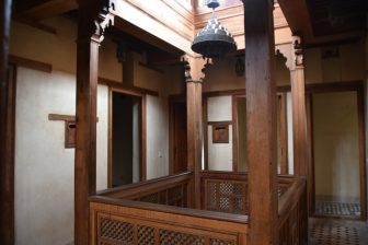 モロッコのフェズのスークの通りにあるブー・イナーニーヤ・マドラサの学生の居住空間だったところ