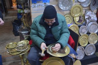 外側は青色のフェズのバブ・ブージュルード