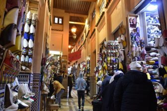 外側は青色のフェズのバブ・ブージュルード