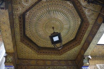 外側は青色のフェズのバブ・ブージュルード