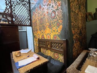 外側は青色のフェズのバブ・ブージュルード