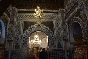 外側は青色のフェズのバブ・ブージュルード