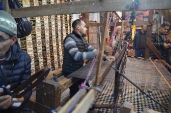 モロッコのフェズのスーク内にある織物屋