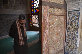 外側は青色のフェズのバブ・ブージュルード