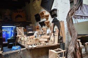 外側は青色のフェズのバブ・ブージュルード