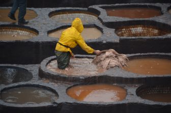 モロッコのフェズにある有名なタンネリ・ショワラで働く人