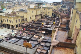 外側は青色のフェズのバブ・ブージュルード