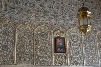 モロッコのフェズにあるスーフィズムの教団創始者の廟の入り口付近