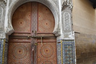 外側は青色のフェズのバブ・ブージュルード