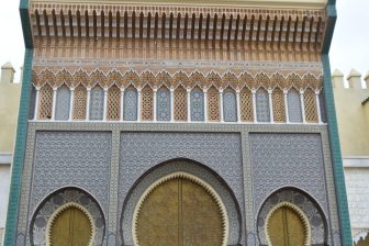 モロッコのフェズにある14世紀の王宮の正面