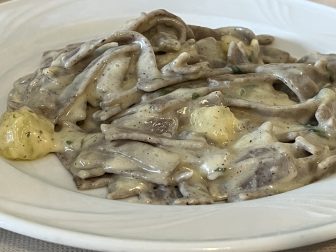 北イタリア、コーリコ郊外のレストラン、Trattoria Posallo のピッツォッケリ