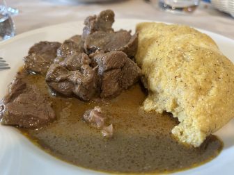 北イタリア、コーリコ郊外のレストラン、Trattoria Posallo の鹿肉シチュー
