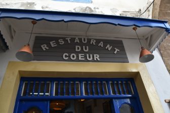 モロッコのエッサウィラのメディナにあるレストランRestaurant Du Coeurの外観