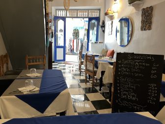 モロッコのエッサウィラのメディナにあるレストラン、Restaurant Du Coeurの店内