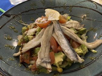 モロッコのエッサウィラのメディナにあるレストラン、Restaurant Du Coeurのアンチョビサラダ