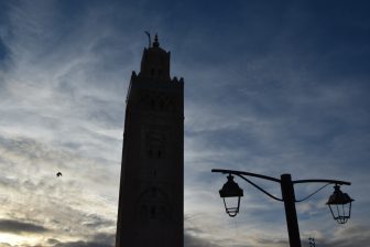 モロッコのマラケシュで、大晦日の空にそびえるクトゥビーヤ・モスクのミナレット