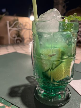 モロッコのマラケシュにある宿、Bahia Salam の屋上で飲んだヴァージン・モヒート