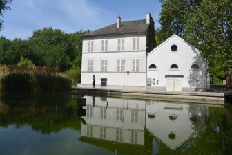 フランス、パリのベルシー公園にある池