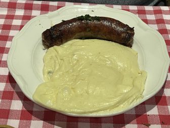 フランス、パリのレストラン、L'Auberge Aveyronnaise のソーセージとアリゴ