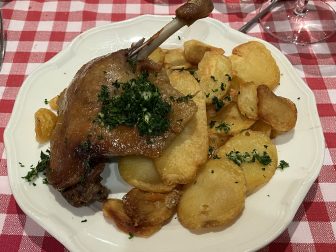 フランス、パリのレストラン、L'Auberge Aveyronnaise の鴨料理