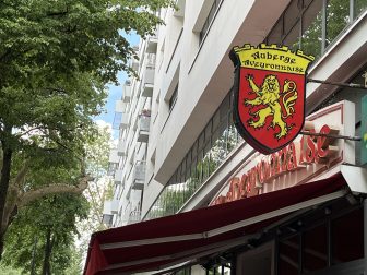 フランス、パリにあるL'Auberge Aveyronnaise というレストランの外観
