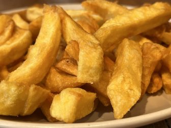 a lot of chips in Fenetre sur Cour, a cafeteria we had a drink during our evening walk in Paris, France
