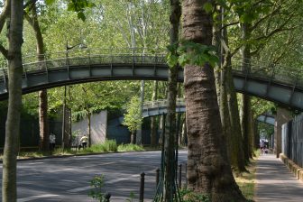 フランス、パリのベルシー地区の通りにかかる橋