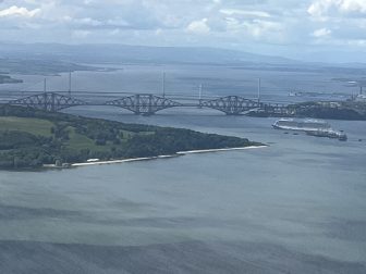 スコットランドのエディンバラに着く前に見えたフォース橋