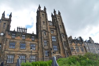 スコットランド、エディンバラのフィッシュ・アンド・チップス専門店への道中の風景