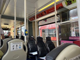 スコットランドのエディンバラ空港から市内へのトラムの中