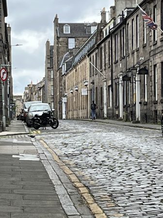 スコットランドのエディンバラの重みのある通り