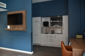 the kitchenette in the room of Heeton Concept Apart Hotel, a hotel in Edinburgh in Scotland