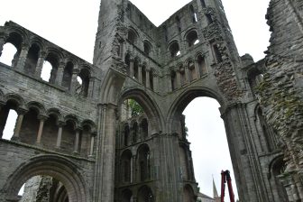 スコットランドのエディンバラからのツアーで行ったスコティッシュ・ボーダーズの町、ケルソーにあるアビー跡