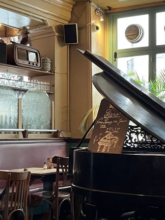 フランス、パリのバスティーユ近辺にあるブラッスリーの店内
