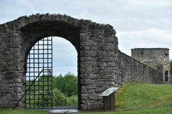 スコットランドのエディンバラにあるクレイグミラー城の入り口