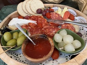 スコットランドのエディンバラにあるワインバーで食べた盛り合わせ