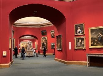 スコットランドのエディンバラにある国立美術館内の赤い壁
