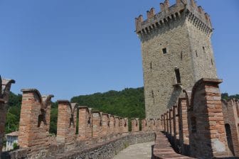 イタリア、エミリア・ロマーニャ州にあるヴィゴレーノの城壁を歩く